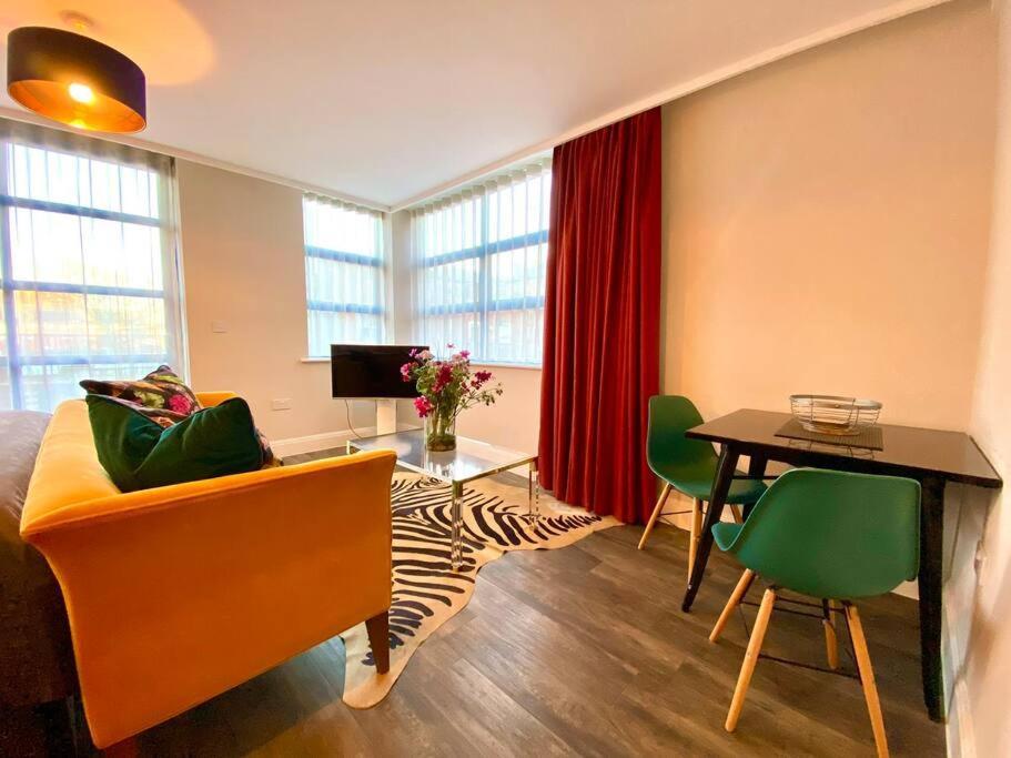 Luxurious Studio Apartment - 1 Minute Walk To Poole Quay - Great Location - Free Parking - Fast Wifi - Smart Tv - Newly Decorated - Sleeps Up To 2! Close To Poole & Bournemouth & Sandbanks Экстерьер фото